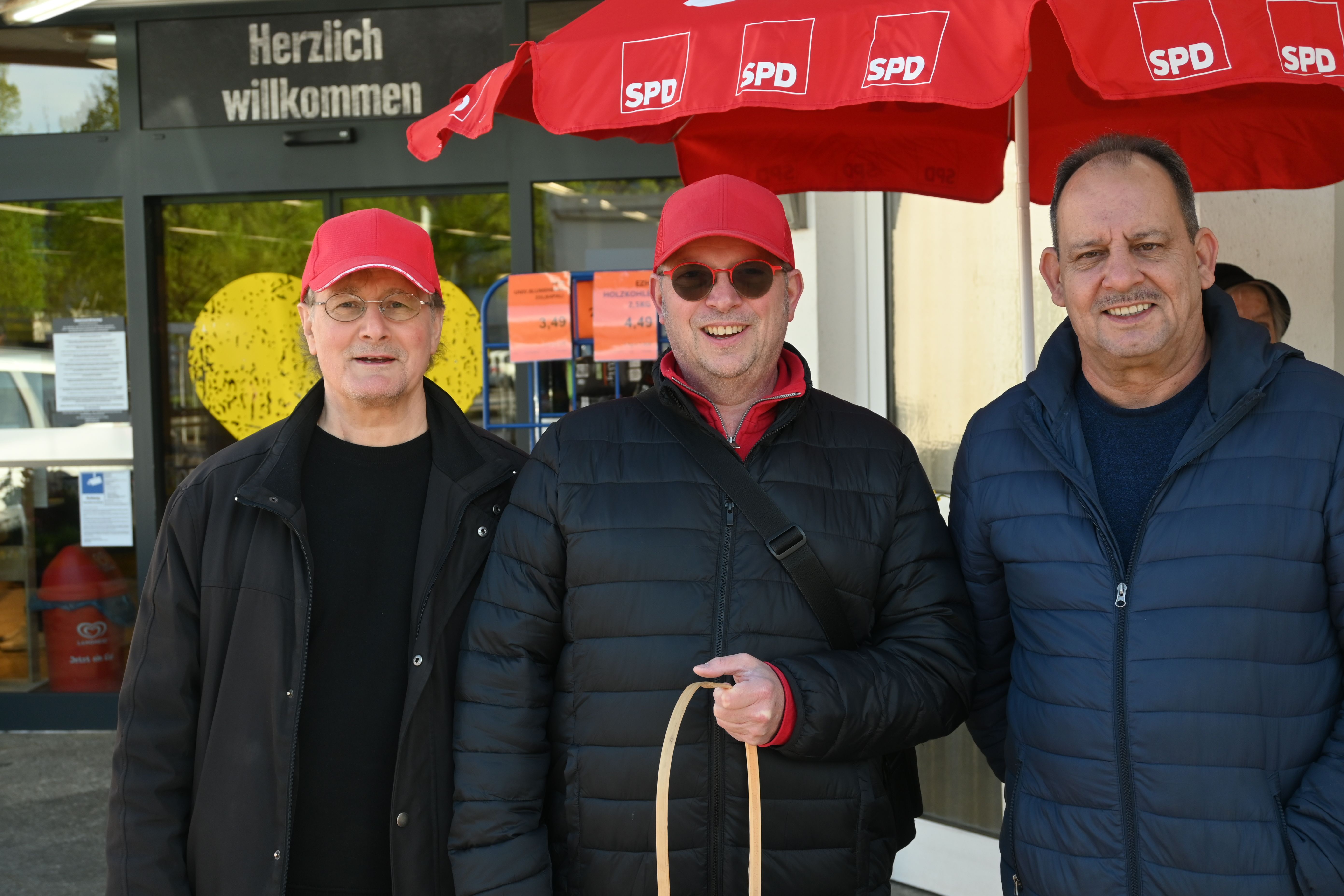 Die fleißigen Genossen am Ostereierstand. Von Links: Rainer Müller, Sascha Mud, Reiner Zimmer.