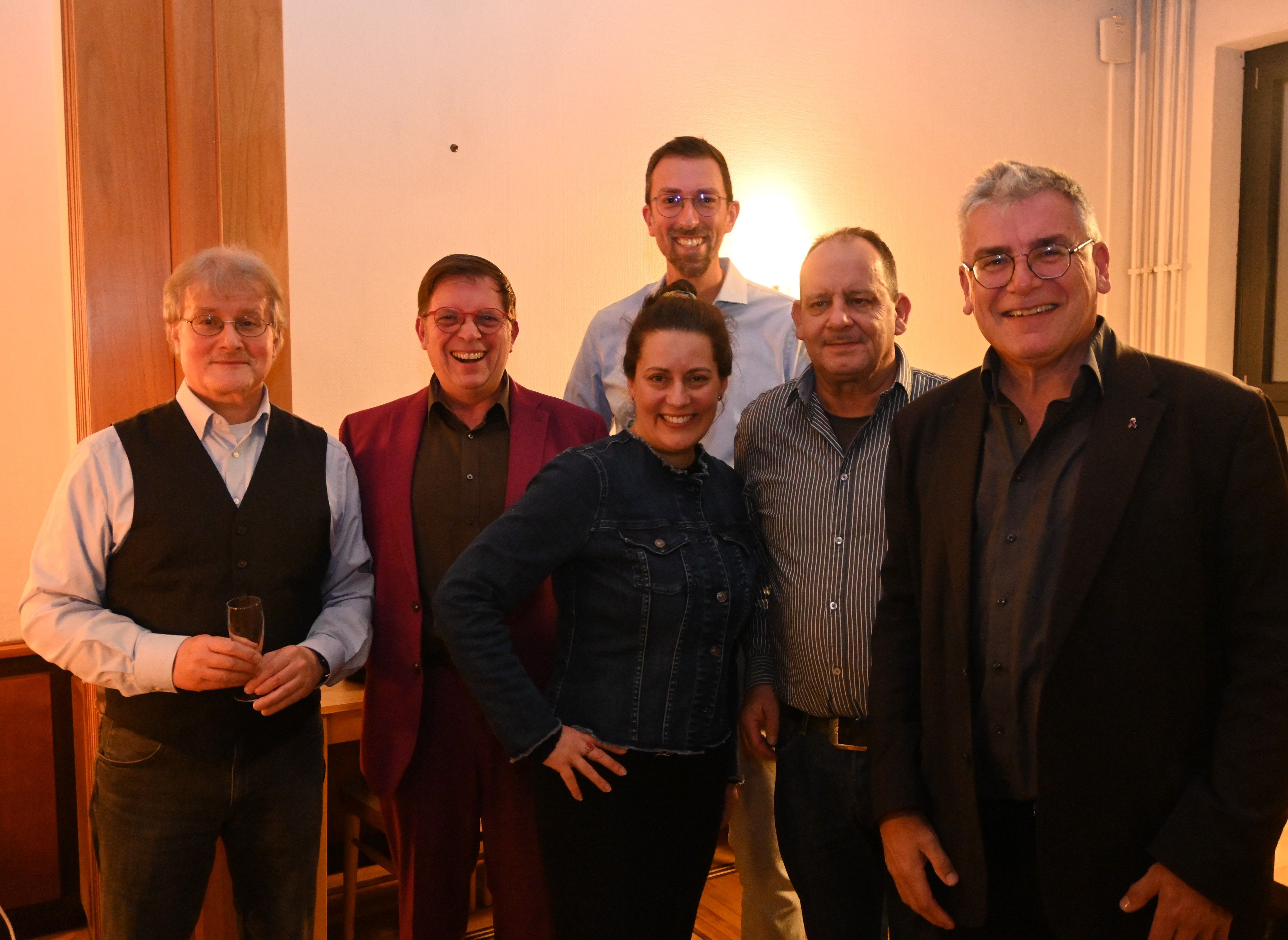 Ein Bild der Gäste des Neujahrsempfangs des SPD Ortsvereins Holz-Wahlschied. Bei gemütlicher Atmosphäre stehen alle gut gelaunt zu einem Gruppenbild zusammen. Von Links: Rainer Müller, Sascha Mund, Carolin Lehberger, Frank Schmidt, Reiner Zimmer und Christian Petry.